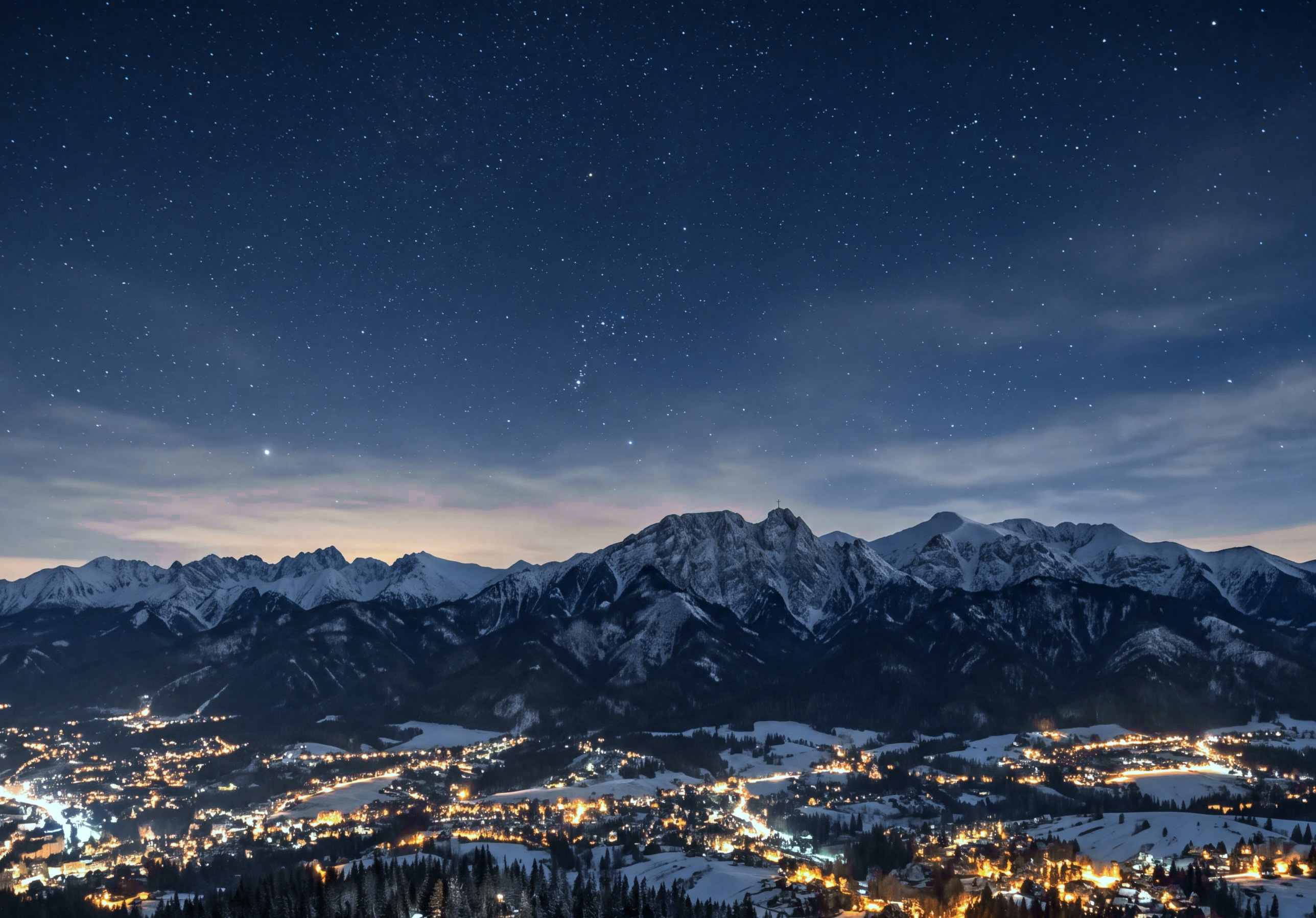 Tatry i Zakopane nocą pod rozgwieżdżonym niebem